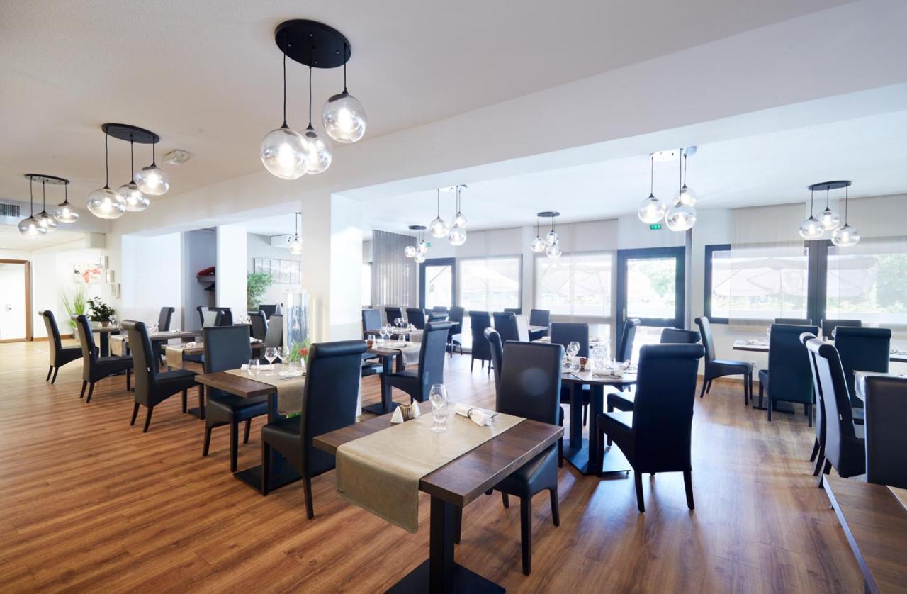 Logis Des Trois Massifs Hotel Claix  Bagian luar foto