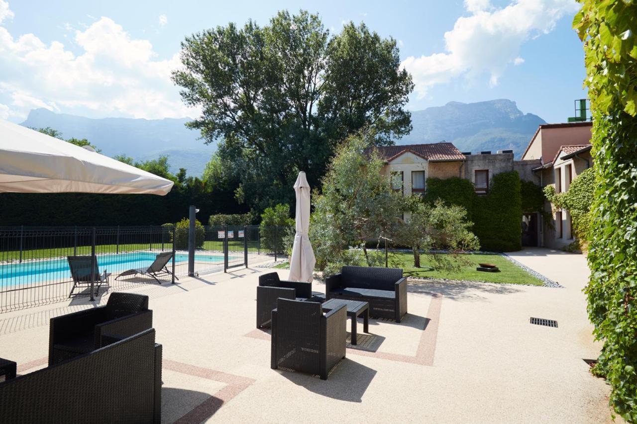 Logis Des Trois Massifs Hotel Claix  Bagian luar foto