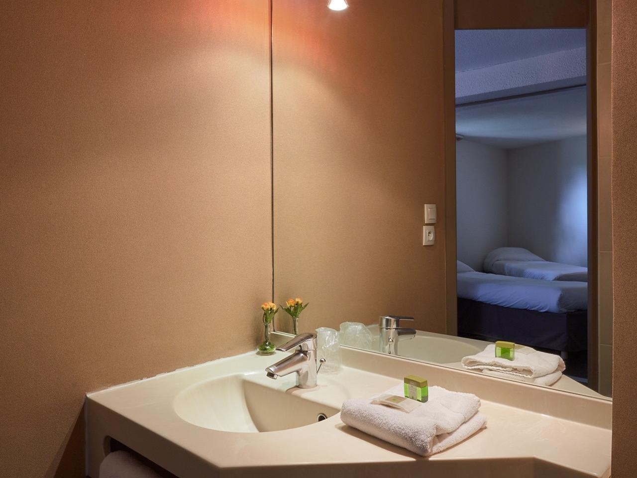 Logis Des Trois Massifs Hotel Claix  Bagian luar foto