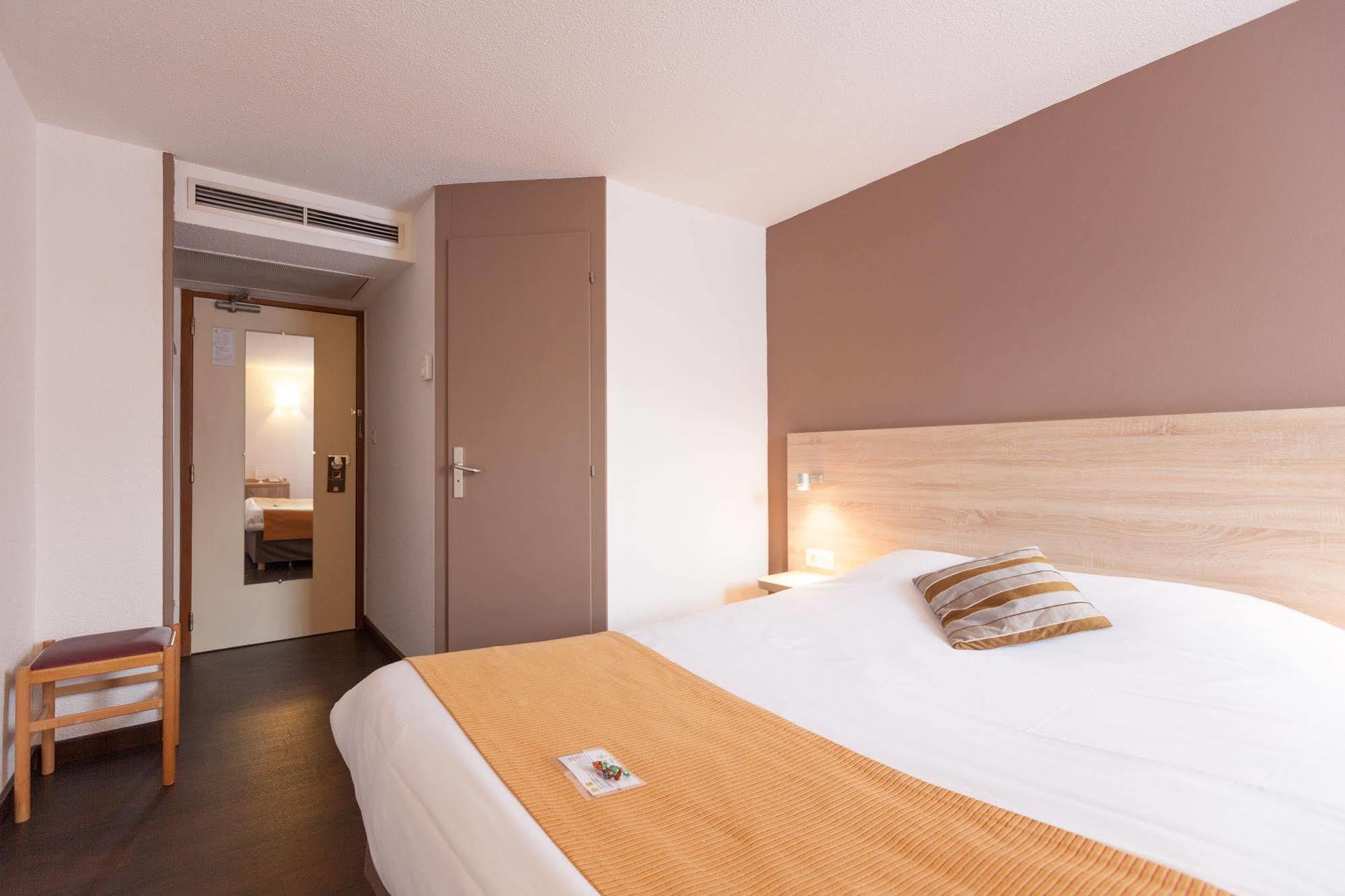 Logis Des Trois Massifs Hotel Claix  Bagian luar foto